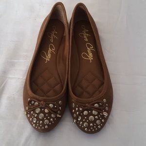 Tan bow flat shoes with embellishments